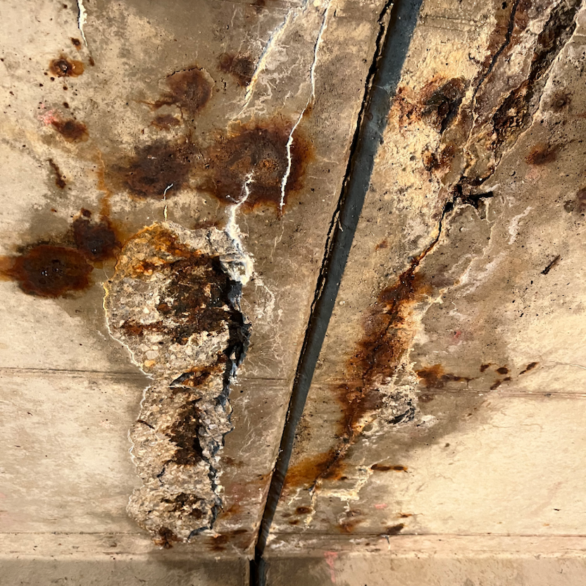  Damage: Excessive concrete cracking leads to significant salt leaching, rusting, and deterioration.